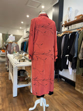 Load image into Gallery viewer, Cinta Shirt Cape // Deep Coral Oasis
