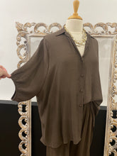 Load image into Gallery viewer, Lara Shirt // Chocolate
